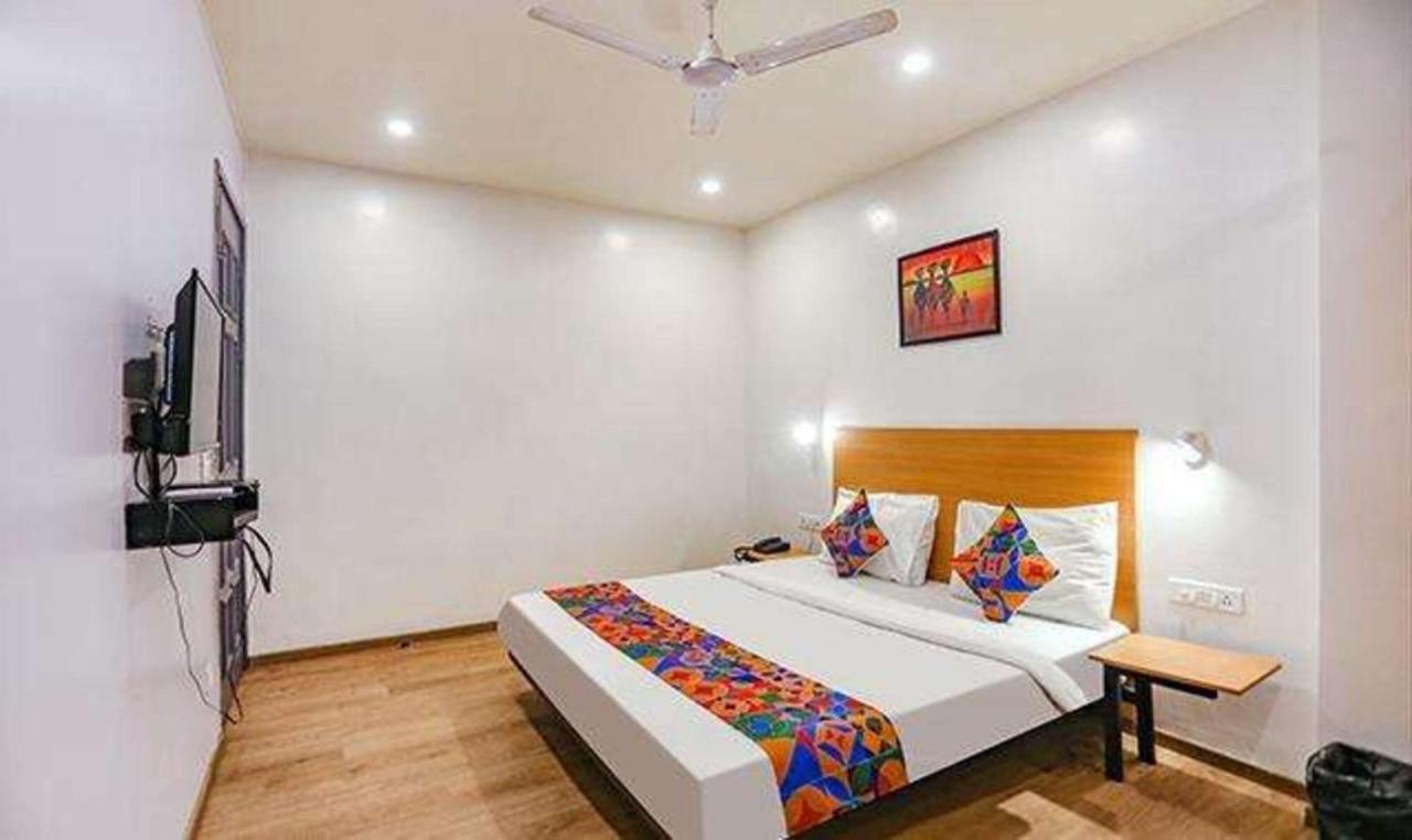Hotel Yellow Chilli Britannia Chowk Nowe Delhi Zewnętrze zdjęcie